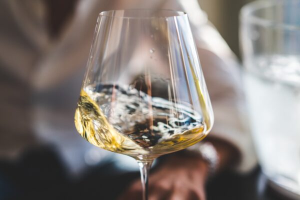 sommelier qui tient un verre de vin pendant une dégustation