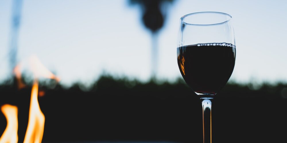 verre de vin doux naturel posé sur une table