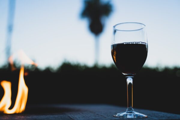 verre de vin doux naturel posé sur une table